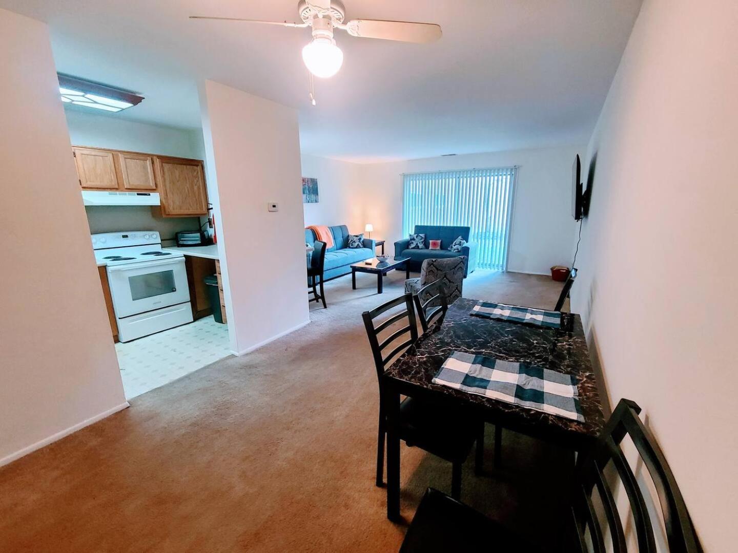 Cozy 2br, 2ba In Apartment *